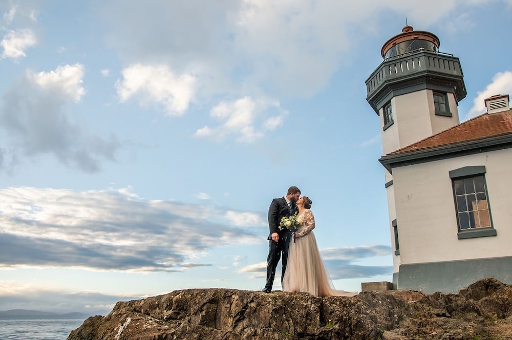 A Couple taking advantage of our elopement packages in Washington State at Lime Kiln Lighthouse