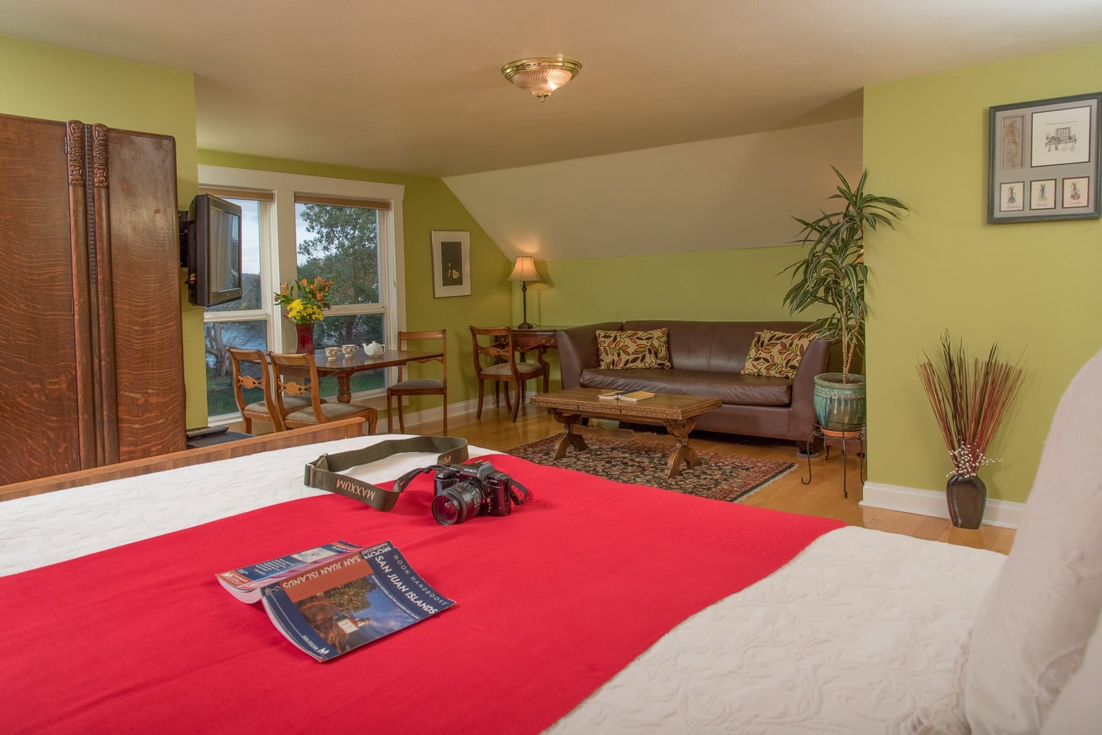 Stay at one of the best San Juan Hotels in Friday Harbor and enjoy a spacious suite with a feather topped mattress.